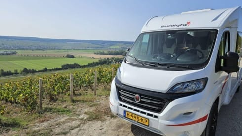 Almost new compact Sunlight (Hymer) type V66 with complete inventory