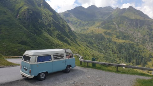 Brum – Volkswagen T2 baby blue with 6 cylinder