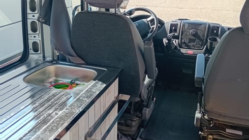 De vrijbuiter – 2p Peugeot camper van L 3/H2 from 2012
