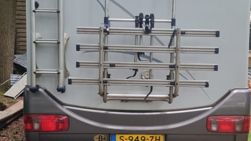 Compact 4p Hymer alcove with bunk bed