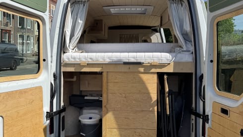 WoodenCabin on Wheels – 3p Renault campervan uit 2025 