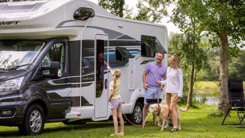 594 – 2025 Swift Voyager 594 Luxury Island Bed Model