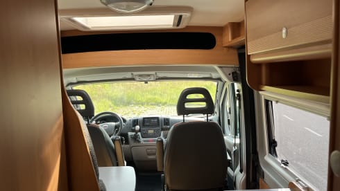  Pössl 2Win Fixed bed, Air conditioning, AUTOMATIC 3.0L 158hp