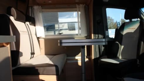 Roxi – Beautiful, luxury Dethleffs semi-integrated camper (4p) from 2021 (incl. Maxx fan!)