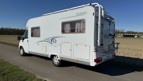 Bel camper semi-integrato Dethleffs per un massimo di 4 persone