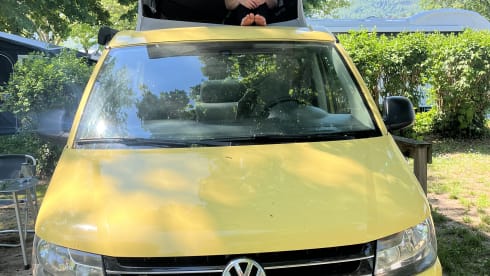 Happy Yellow Beach Camper – 4p Volkswagen bus from 2015