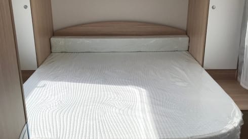 9/14 – Luxury automatic camper with 2-person queen bed!