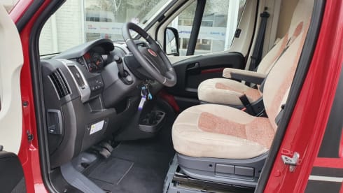 Freedom and enjoyment with our compact Malibu Buscamper (160 HP automatic)
