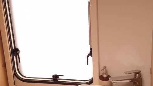 4-pers familie camper, LMC half integraal 2025