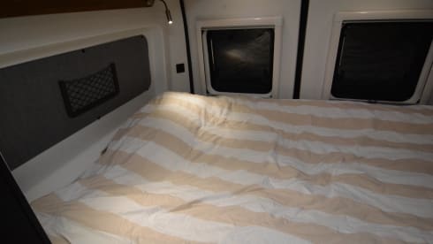 Black Beauty – Luxury Pilote bus camper for 2 persons