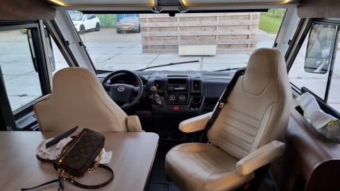 FORSTER 738 EB, 4 persons, garage and scooter included