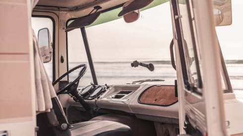 Germaine – Unique Mercedes classic car and off-grid camper