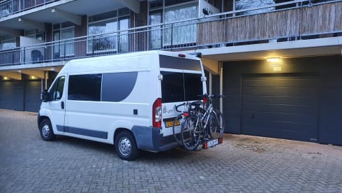 QPO "Zo wijd de wereld strekt"        " – Reliable and well-maintained bus camper.