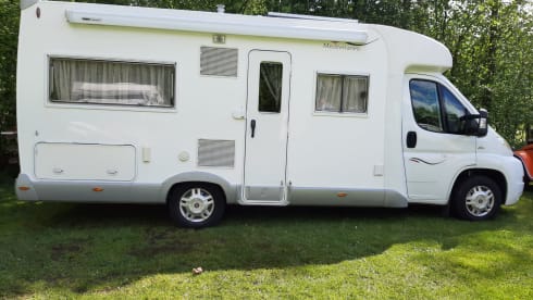 4p semi-integrated camper