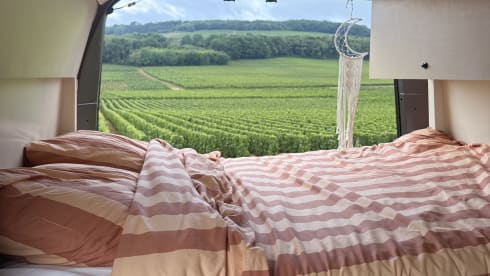 ColumBus  – Off-Grid Campervan | Stylish 