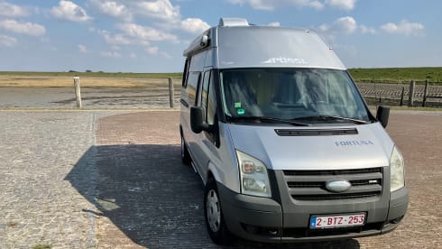 Dame Fortuna – Compact Ford camper van
