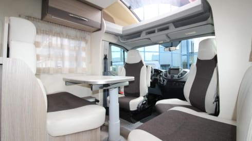 4p Challenger semi-integrated with queen bed