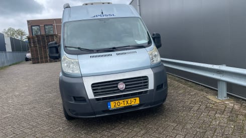 Pössl 2 win luxury bus e bike carrier
