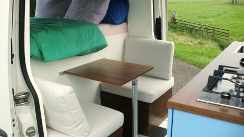 Bobbie – Colorful off grid crafter