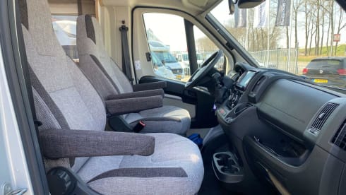 Vrije Vogels – Young luxury Knaus Sky Ti with bicycle carrier + large garage + camera