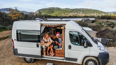 Surf Camper – Off Grid Camperbus Fiat Ducato L2H2 (for hot and cold days)