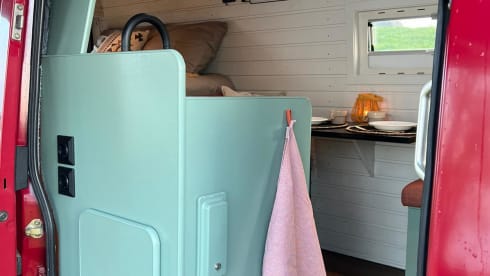 DiDi – Hip self-sufficient 2p VW Bus camper