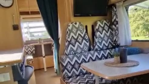 Lovely and practical Dethleffs camper for 2 to 5 people. 