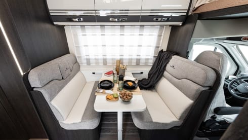 Bavarian Camper 3 – Mega-Raumwunder mit bis zu 8 Betten und großer Heckgarage