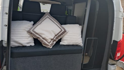 Vinnie  – Mercedes-Benz Wohnmobil mit 2 Schlafplätzen ab 2026