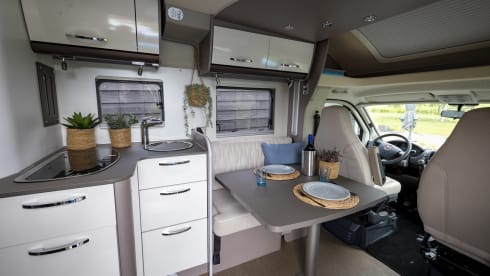 T898BJ – T898BJ 4 person Bürstner Lyseo Harmony Line 736 half integral from 2023