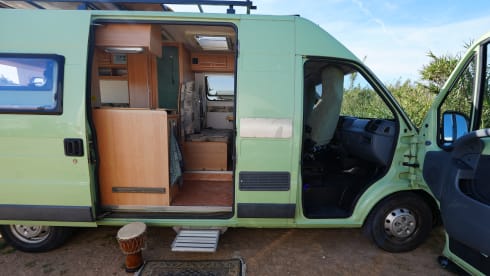 Minty – Minty; Cheerful 2p campervan from 2004, solar panel on the roof!