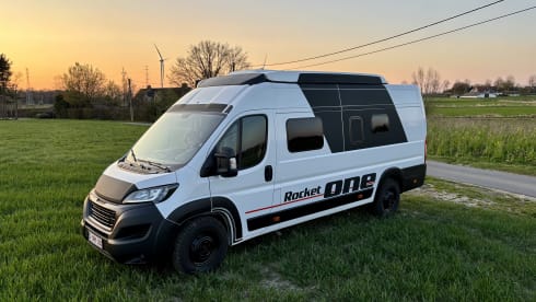 🚀 – adventurous campervan with large garage - 2024 - 4p