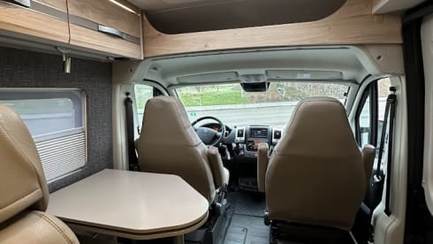 ROTS – Dethleffs Globetrail 640 | 3 person bus camper
