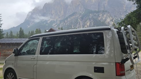 Compleet uitgerust met keuken, bustent & fietsenrek – 4p Volkswagen campervan from 2015