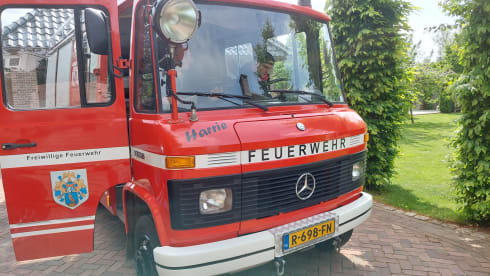 Harrie – Harrie - Fire brigade camper Mercedes 4-p