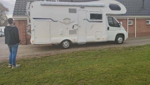 Zin in een tripje met een hele leuke familie camper? Lees snel verder ----> – Neat Mobilvetta alcove from 2007