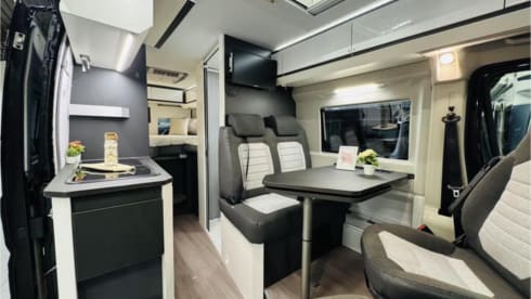 Mooie zwarte camperbus