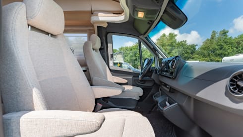 De luxe camper – 2 pers. Hymer Whiteline B600 with air conditioning semi-integrated from 2020