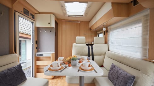 Comfortable Hymer 680 BMC Integral (2023). Book now for 2024!