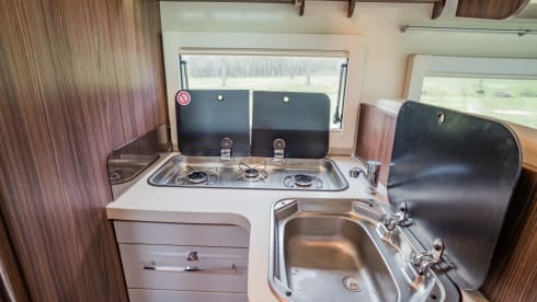 Summer Boy – 4p Benimar camper with large king size bed