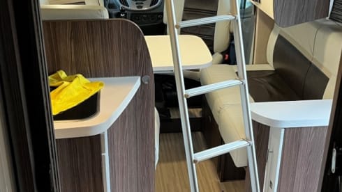 Luxe moderne (170pk) familiecamper met groot 2/3p bed en 2p hefbed