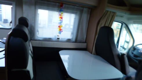 Corry – 5 person camper with electric lifting bed and length beds