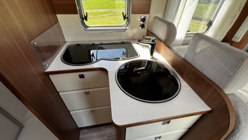 13 LMC T742 – LMC T742 semi-integrated camper 2020