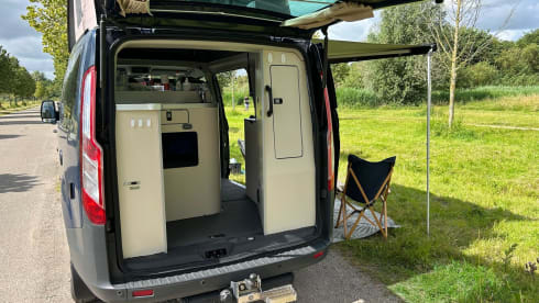 t'Bussie – Ford Custom Nugget, on the road with the Bussie!