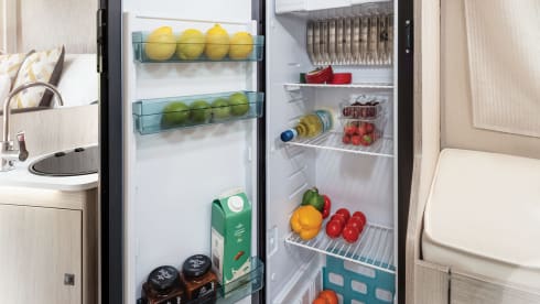 Autotrail F60 – Motorhome – Sleeps 4 – Travels 4