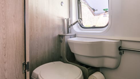Jackie's hut – Beautiful Peugot Camperbus, 150 HP