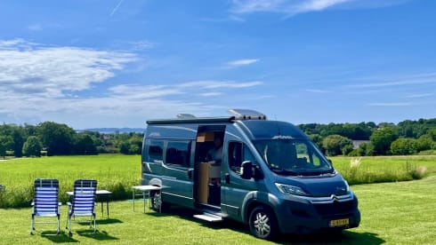 Mooie camperbus Pössl 2WIN PLUS met praktische en mooie opties