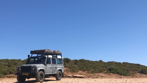 110 grijs – Land Rover Defender 110 with roof tent