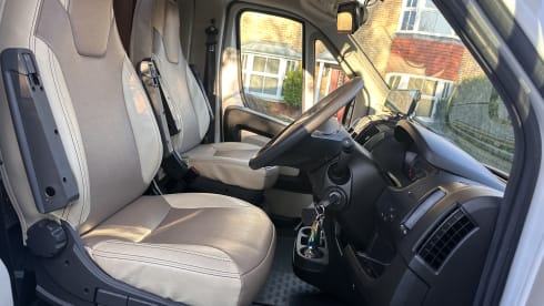 Charlie  –  Charlie Luxurious and modern 5 berth Roller Team