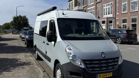 WoodenCabin on Wheels – 3p Renault campervan uit 2025 
